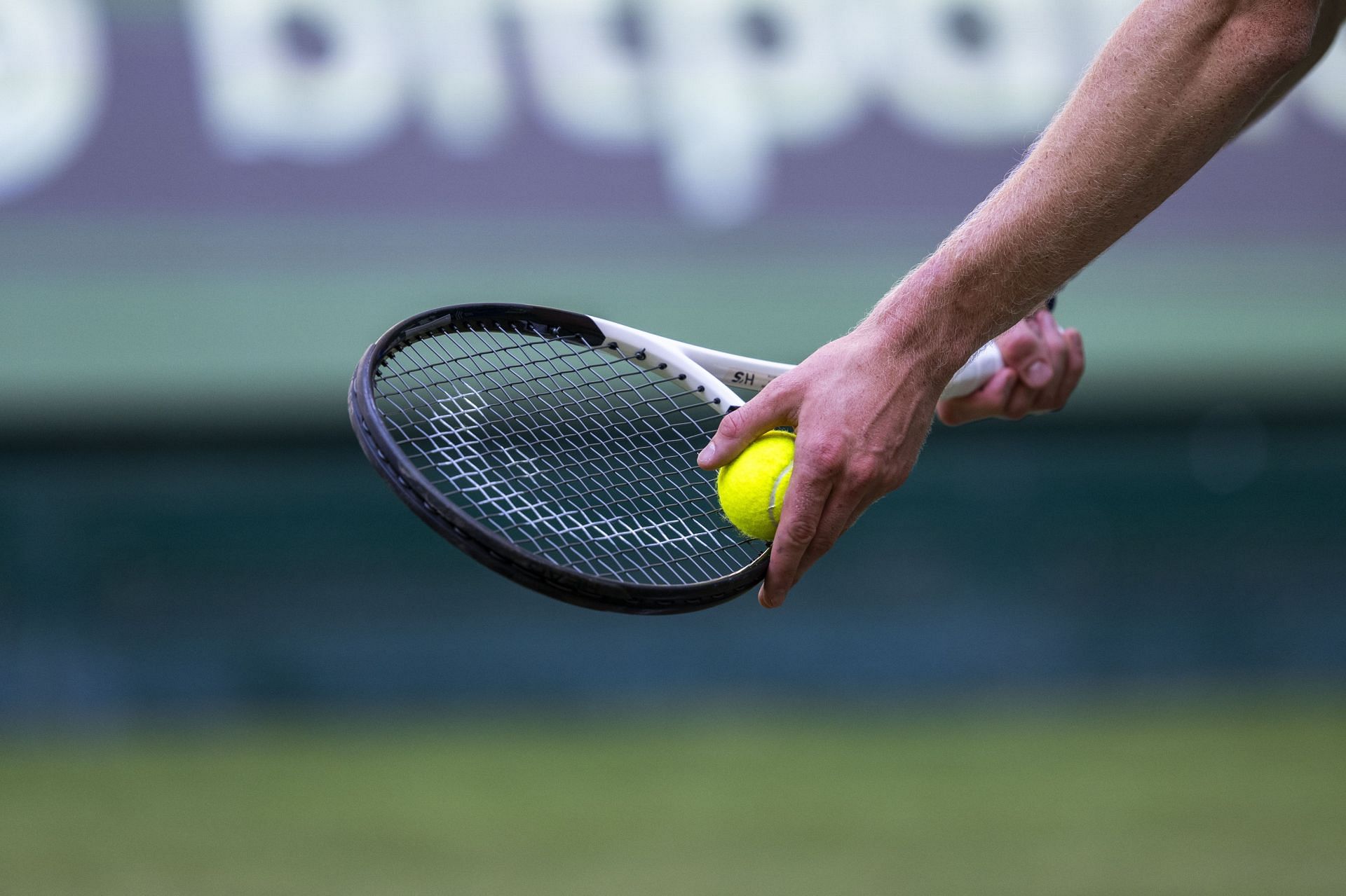 Sinner prepares for a serve on the main tour - Source: Getty